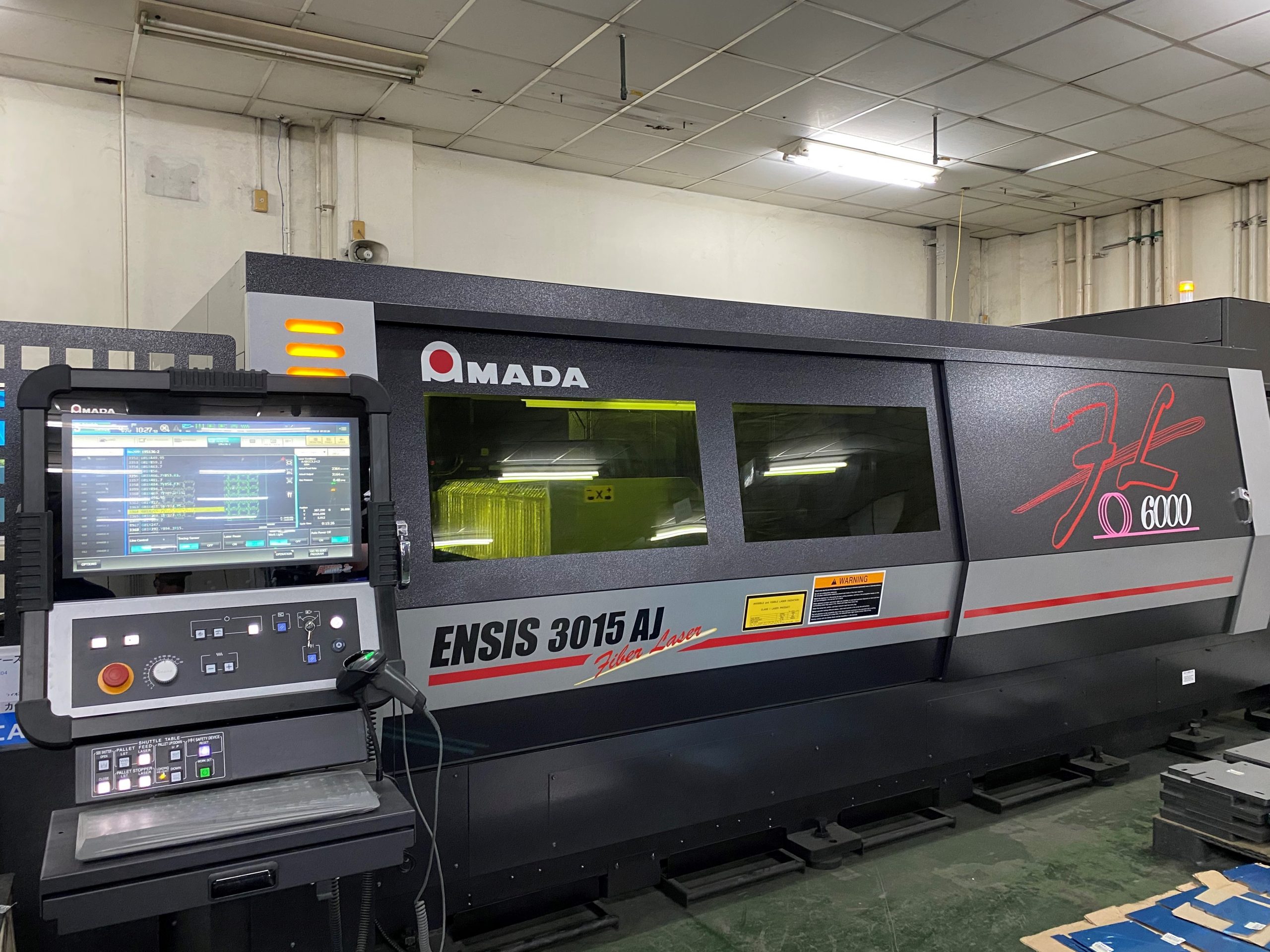 AMADA ENSIS 3015 AJ ファイバーレーザー加工機